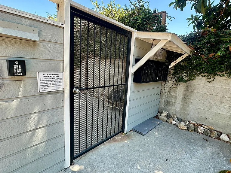 10911 Bloomfield St — Photo 10