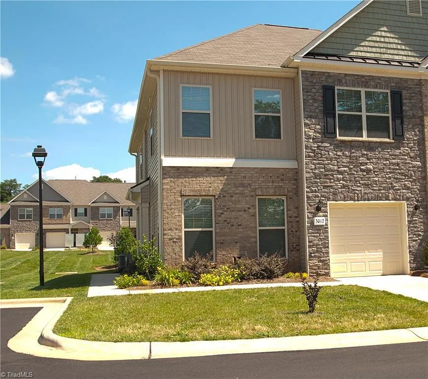 4 bed, 2.5 bath, 1890 sqft, $2,250 — Photo 3