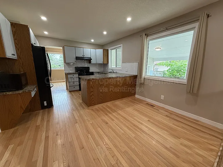 18 Trinity Pl W — Photo 2