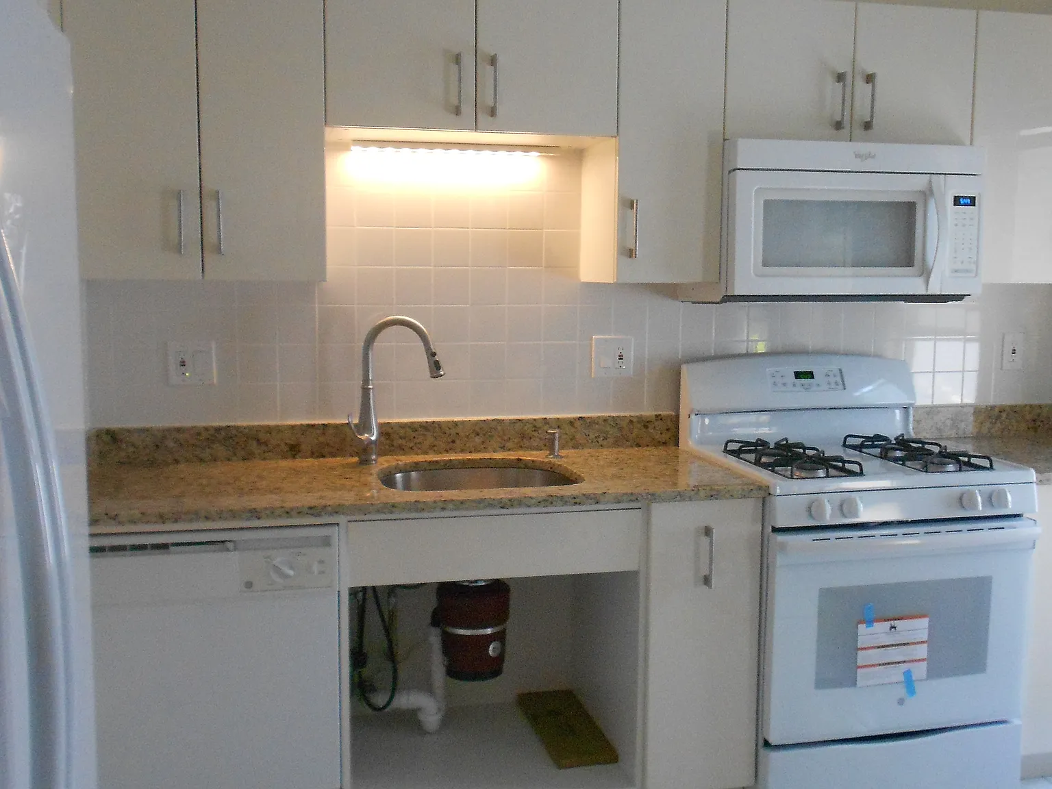 5 bed, 9999 sqft, $4,800 — Photo 4