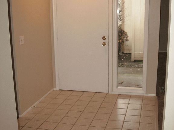 Front enrty has tile floor