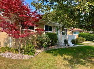 21173 Suffolk St, Clinton Township, MI 48035