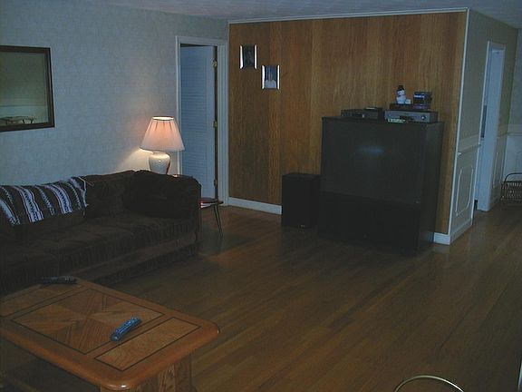 Living Room - 20' x 15'