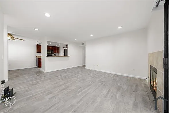 3 bed, 1127 sqft, $3,999 — Photo 4