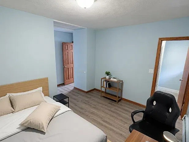 4 bed, 9999 sqft, $4,700 — Photo 2