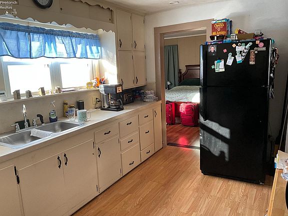 3rd image of 121 W Main St