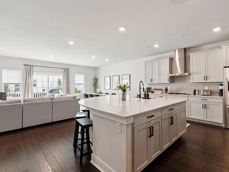 155 Livingston Ln — Photo 1