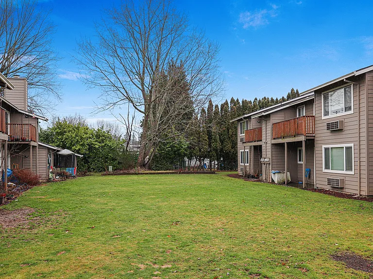 Applegate Apartments — Photo 24