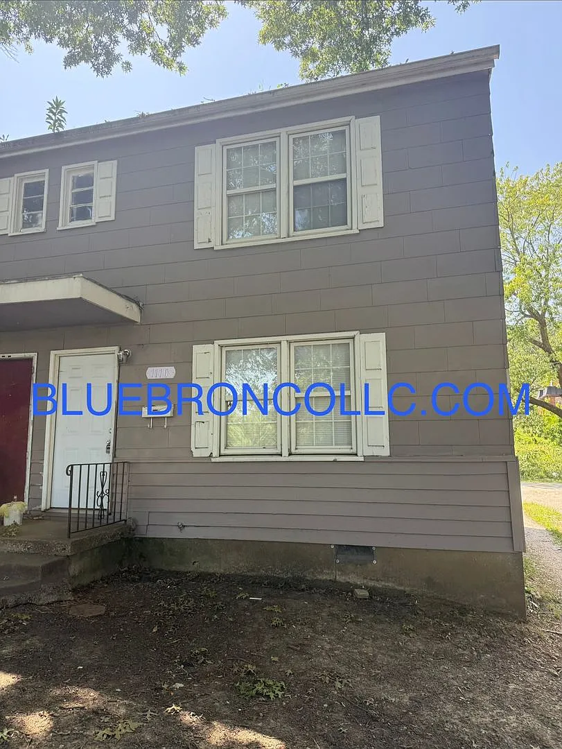 Newly remodeled! Fresh paint and beautiful hardwood floors — Photo 1