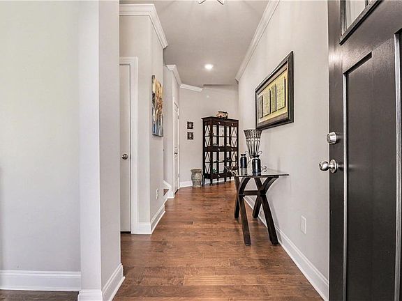 4th image of 290 Lakeside Pl