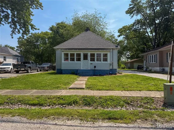 622 S Wood St, Staunton, IL 62088