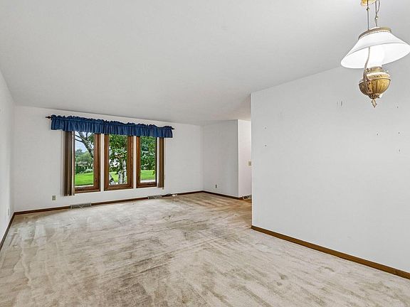 3rd image of 685 Oak DRIVE