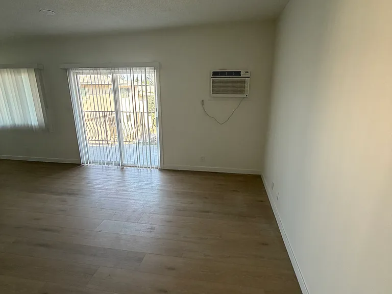 2733 Montrose Ave #5 — Photo 4