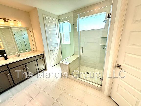 4th image of 4916 Broadway Dr