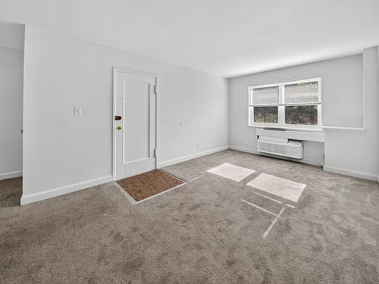 Croydon Manor Apartments — Photo 10