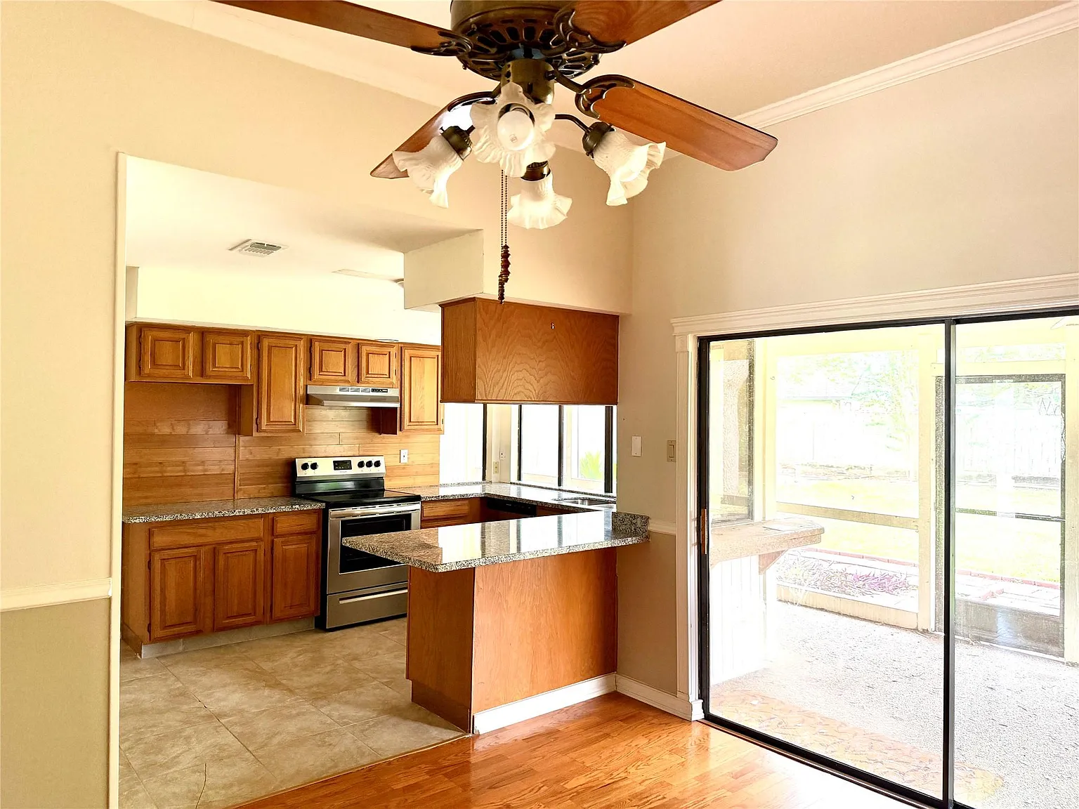 3 bed, 2.0 bath, 1898 sqft, $1,800 — Photo 4