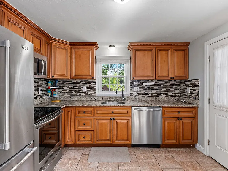 Algonquin Dr — Photo 9