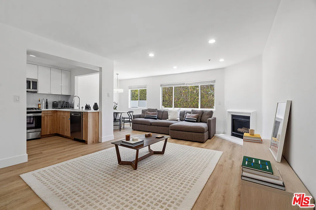 1 bed, 1.0 bath, 1000 sqft, $3,542 — Photo 1