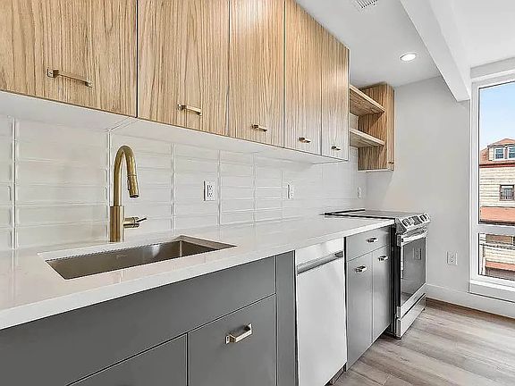 3rd image of 3333 Giles Pl #112B