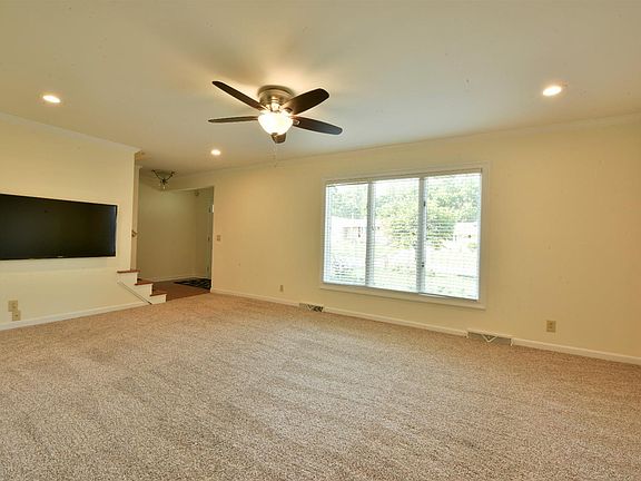 5th image of 3075 Montezuma Dr