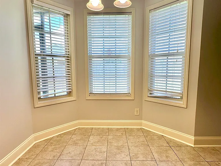 523 Grand Ave — Photo 10