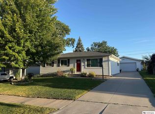 8330 Chestnut Ln, Lincoln, NE 68510
