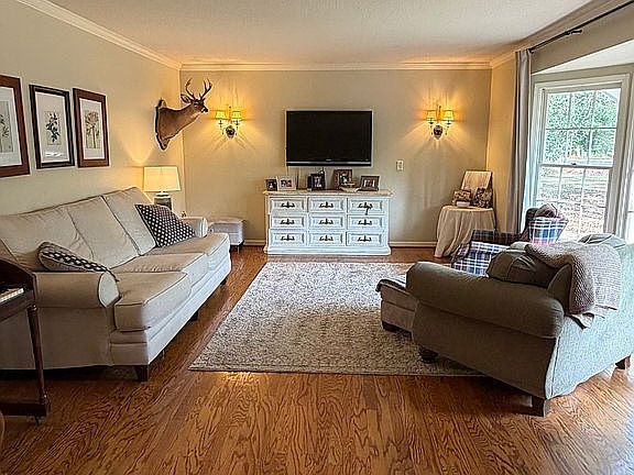 4th image of 103 Spring Valley Ct