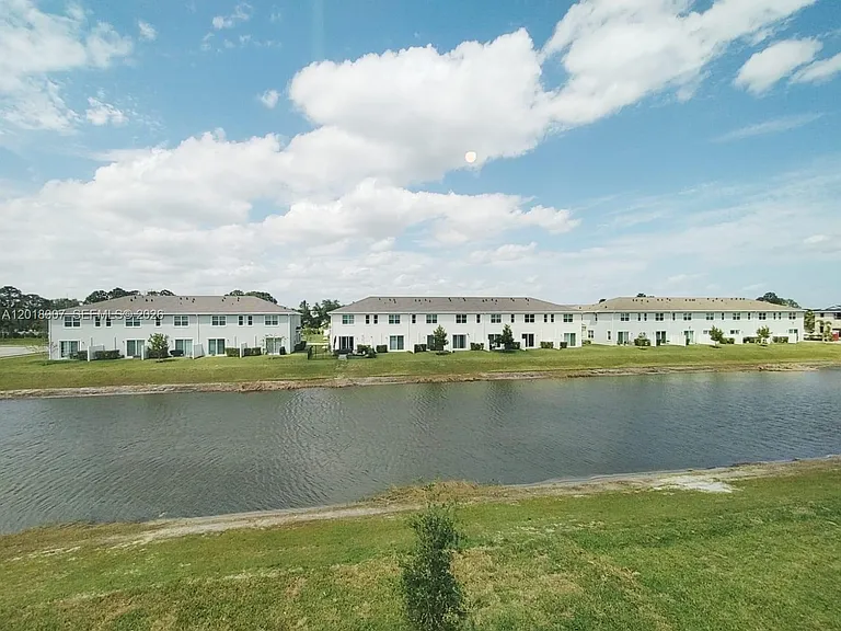 535 SE Rivergrass St #535 — Photo 5