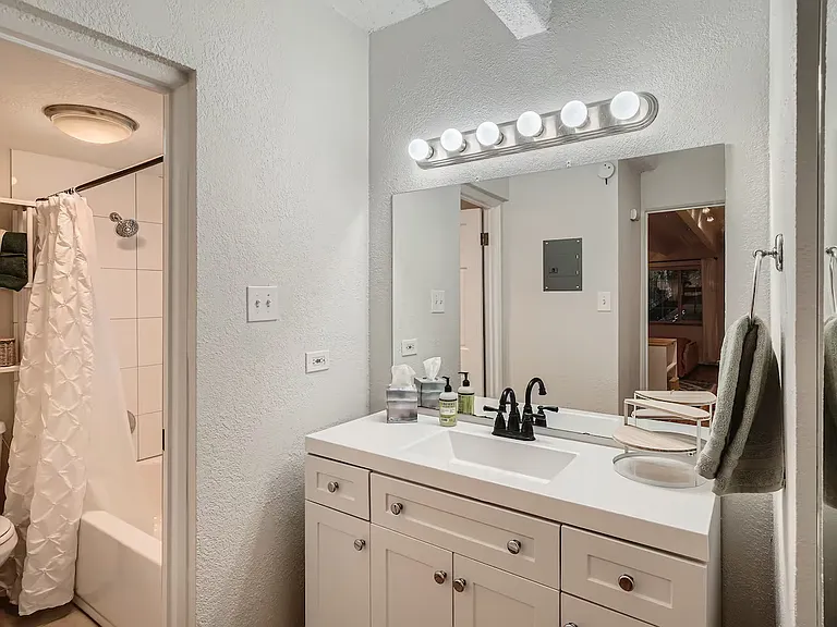50 N Clarkson St #104 — Photo 9