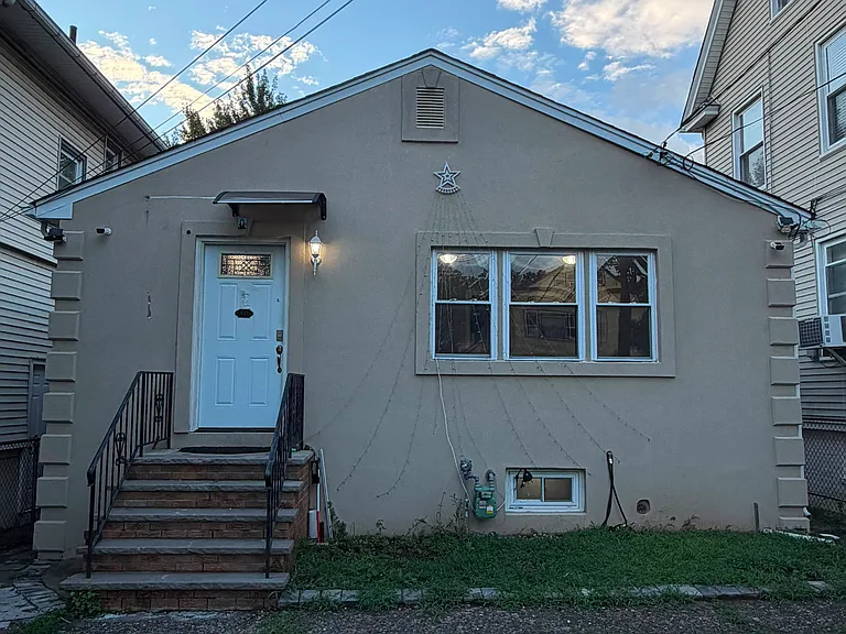 521 Burnham Rd — Photo 1
