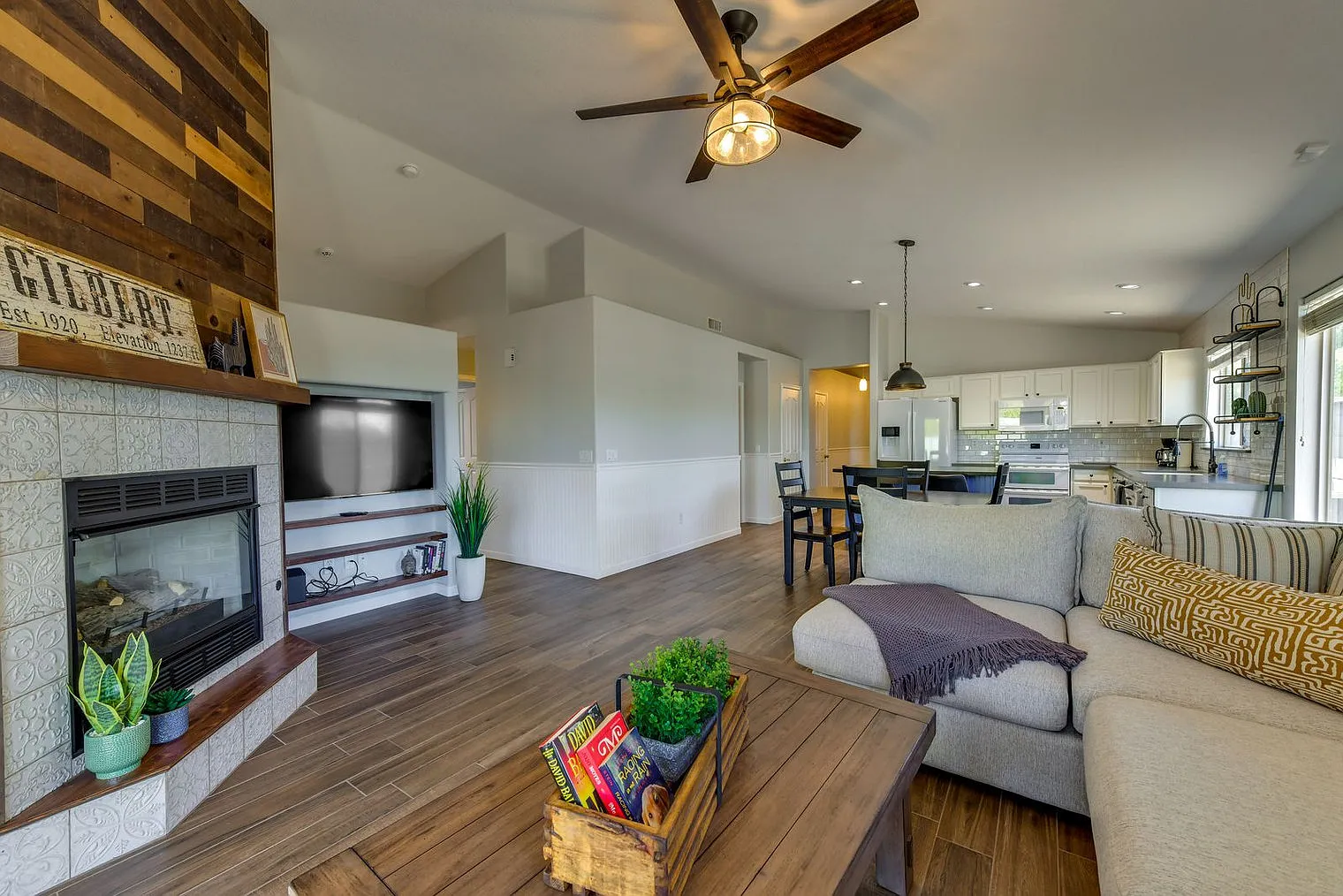 3 bed, 2.0 bath, 1689 sqft, $4,419 — Photo 2