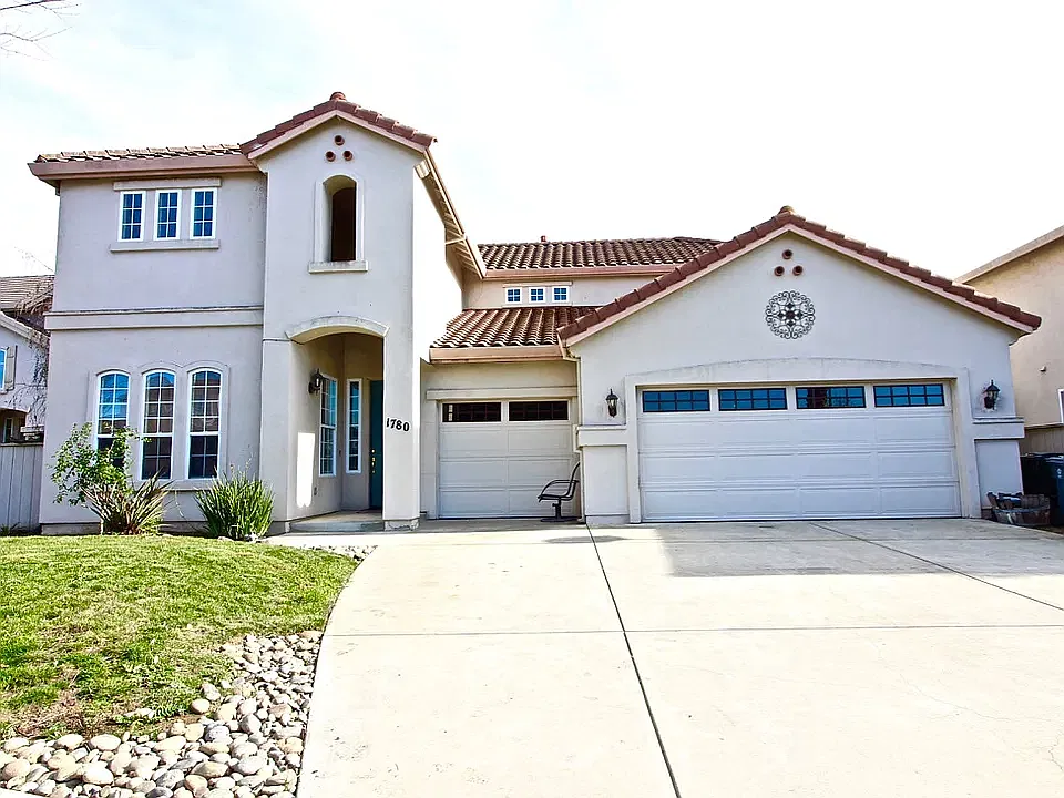5 bed, 2535 sqft, $4,900 — Photo 1