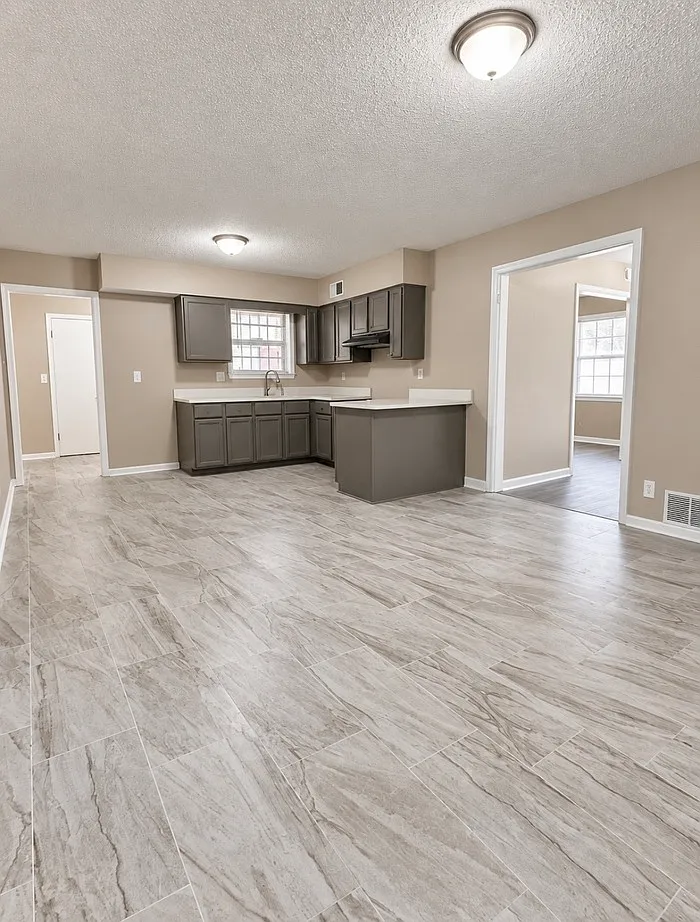 5 bed, 2.0 bath, 2487 sqft, $1,895 — Photo 4