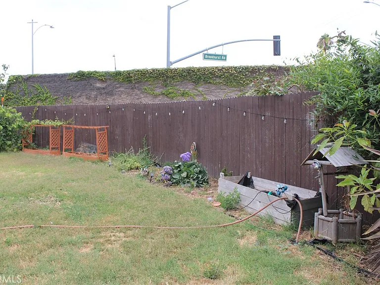 1810 W Houston Ave — Photo 17