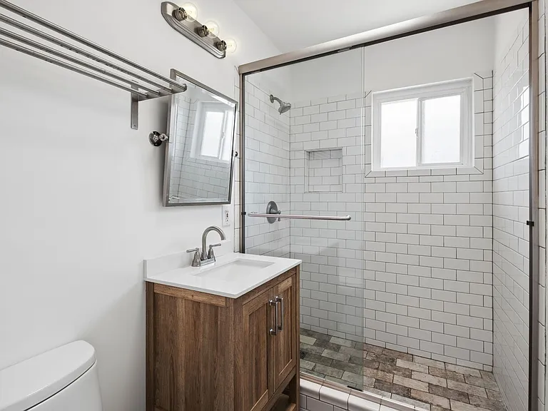 241 E 21st St — Photo 12