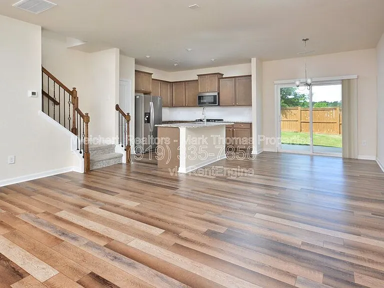 409 Vassar Dr — Photo 5