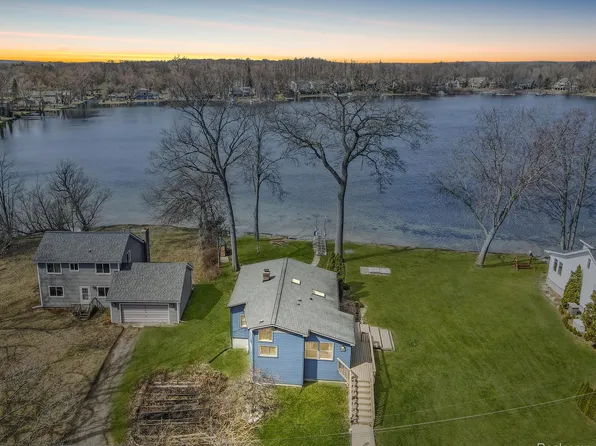 3965 Burnet Rd, Commerce Township, MI 48382