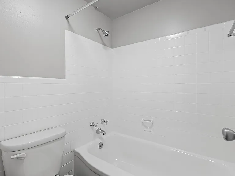 Admiral Apartments — Photo 22