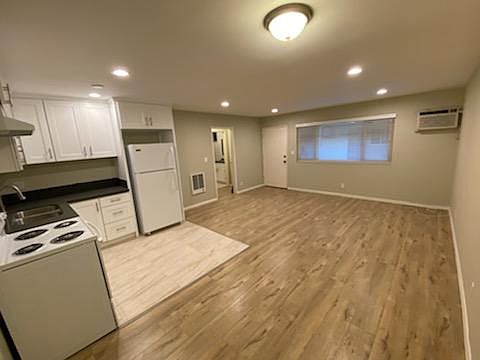 4th image of 3224 Chapman St #20