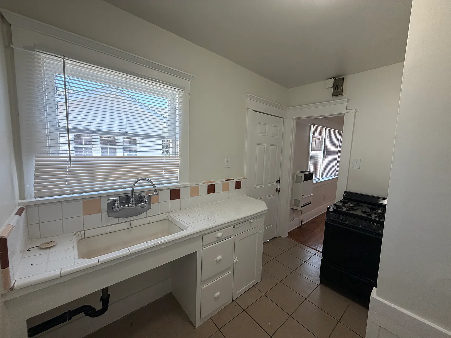 Studio, 300 sqft, $1,499 — Photo 3