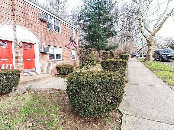 4th image of 226-47 Kingsbury Ave APT A