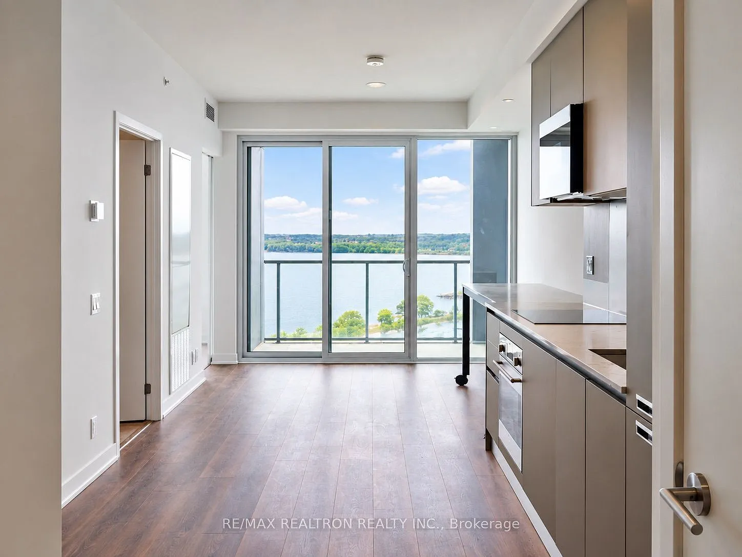 Debut Condos — Photo 4