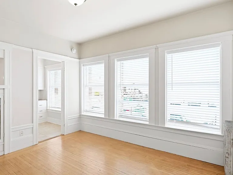The Townsend Apartments, located at 1029 Oak Street, is a beautiful four-story, historic brick bu... — Photo 5