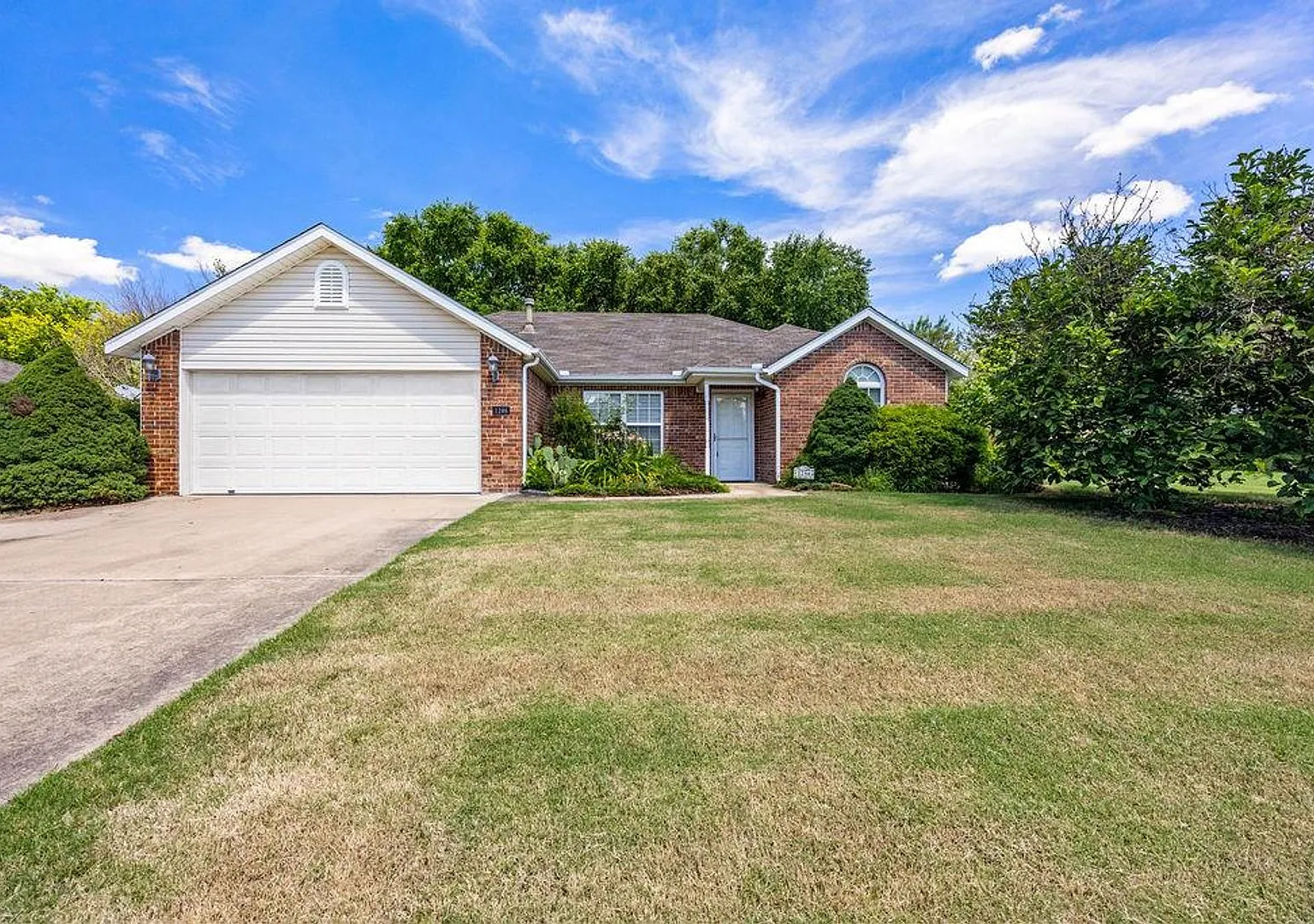 3 bedroom 2 bath home in Elkins, 2carG, fenced, great neighborhood — Photo 1