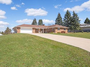 1775 Crestridge Ln, Eagan, MN 55122
