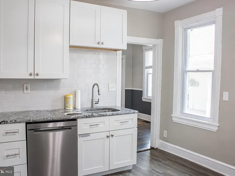 262 E Linden St — Photo 2