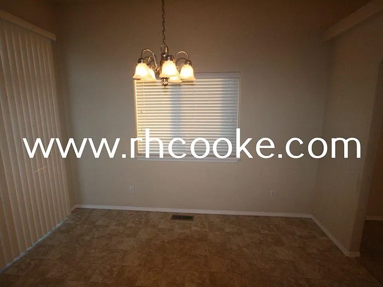 9204 N Oak St — Photo 14
