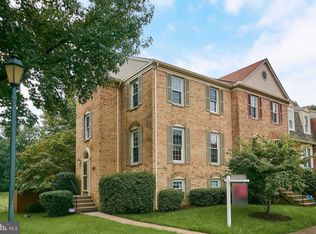 4245 Fox Lake Dr, Fairfax, VA 22033
