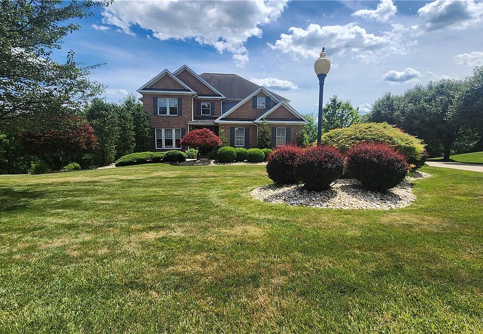 1st image of 32 Hawthorne Ln