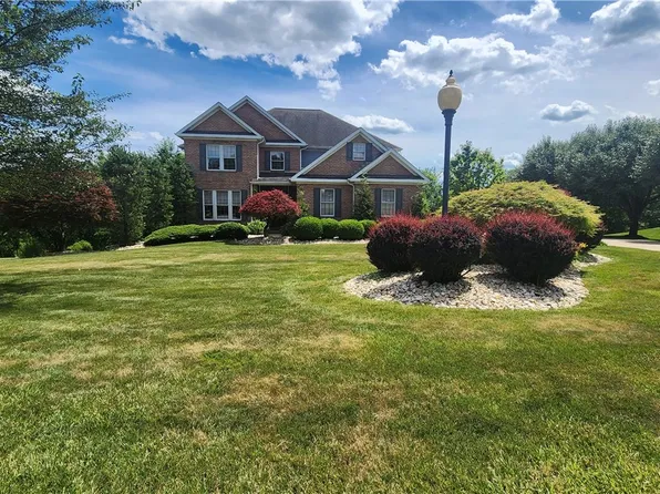 32 Hawthorne Ln, Irwin, PA 15642